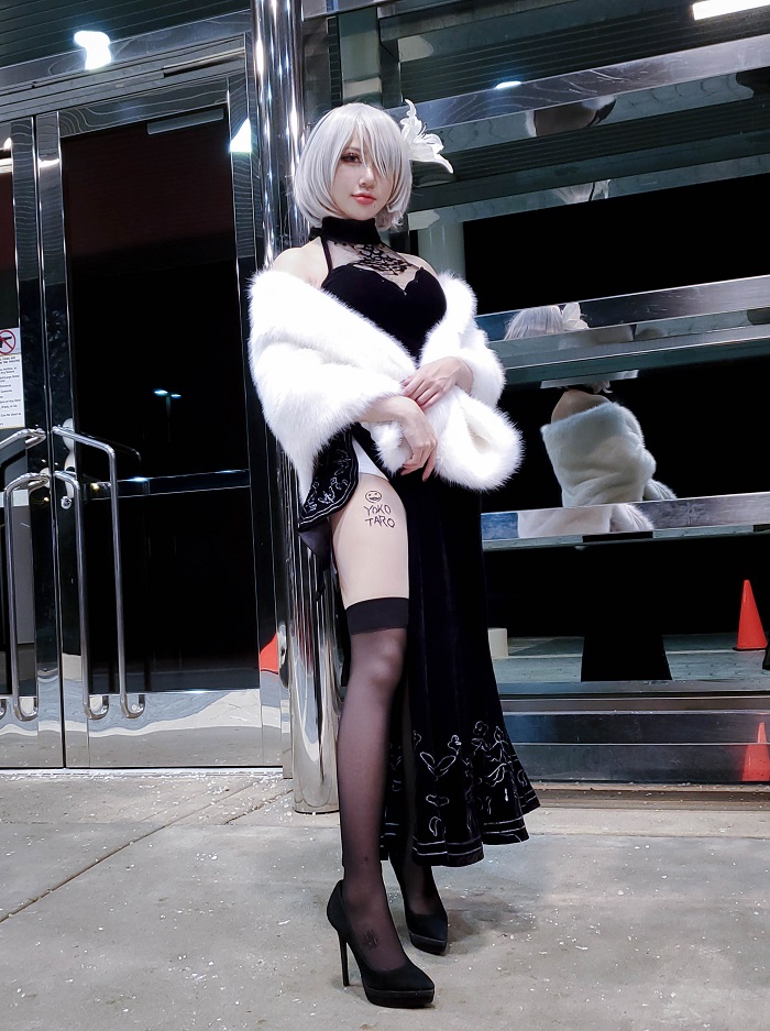 Diretor de Nier Automata - Yoko Taro assina coxa de Cosplayer