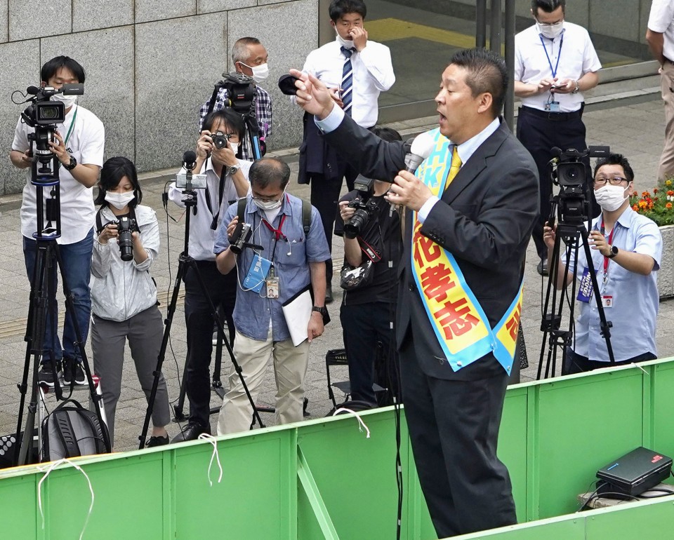 Candidato a Governo de Tóquio aparece com Cosplay de Lelouch 5