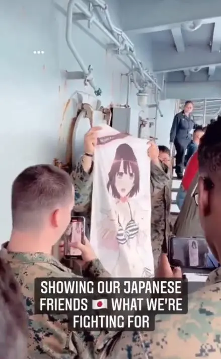 Fuzileiros Navais Americanos exibem Dakimakura em Sinal de Amizade 1