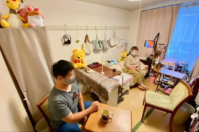 Veja o quarto de um Kodomo-beya Ojisan de 33 anos vivendo com a Mãe