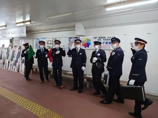 staff da Estação de Oarai imitam poses de Girls und Panzer