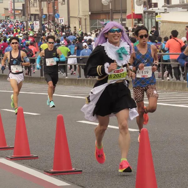 Homem corre com cosplay de Mejiro McQueen em Maratona