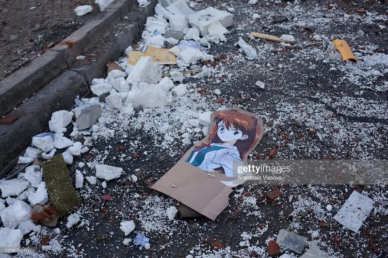 Otakus reagem a Asuka em Meio a escombros da Ucrânia