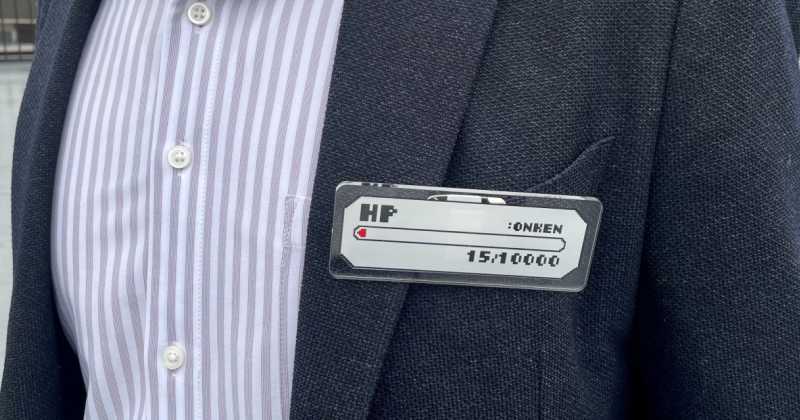 Empresa japonesa utiliza insignias de HP para identificar la situación actual de sus empleados