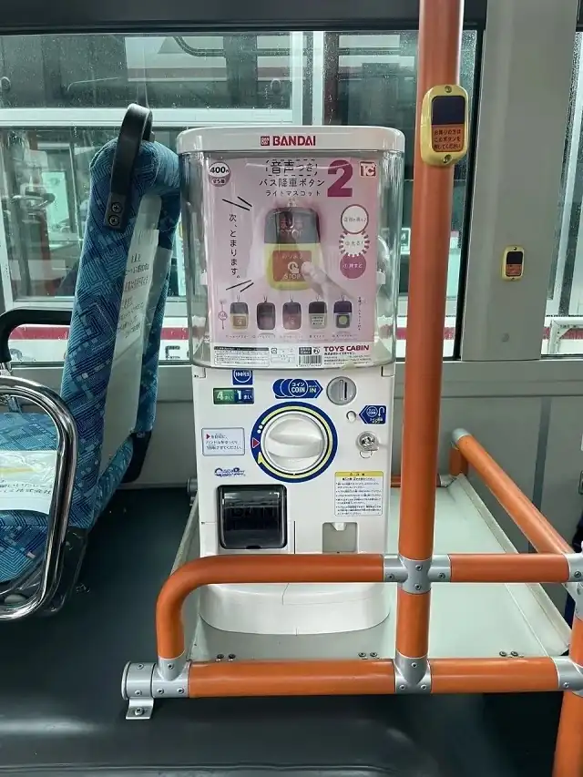 gachas dentro dos ônibus de tóquio