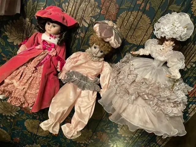 quarto com bonecas macabras