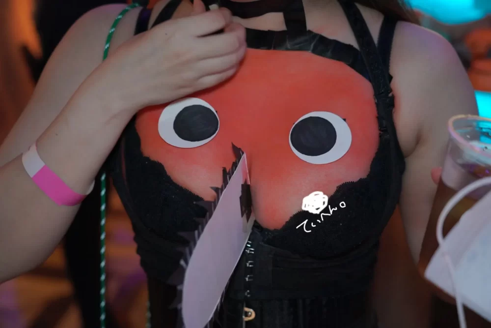 Cosplayer transforms her Boobs into Pochita from Chainsaw Man