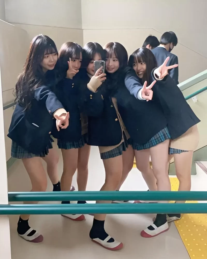 Escola Japonesa perde alunos após aumentar Tamanho da Saia 2
