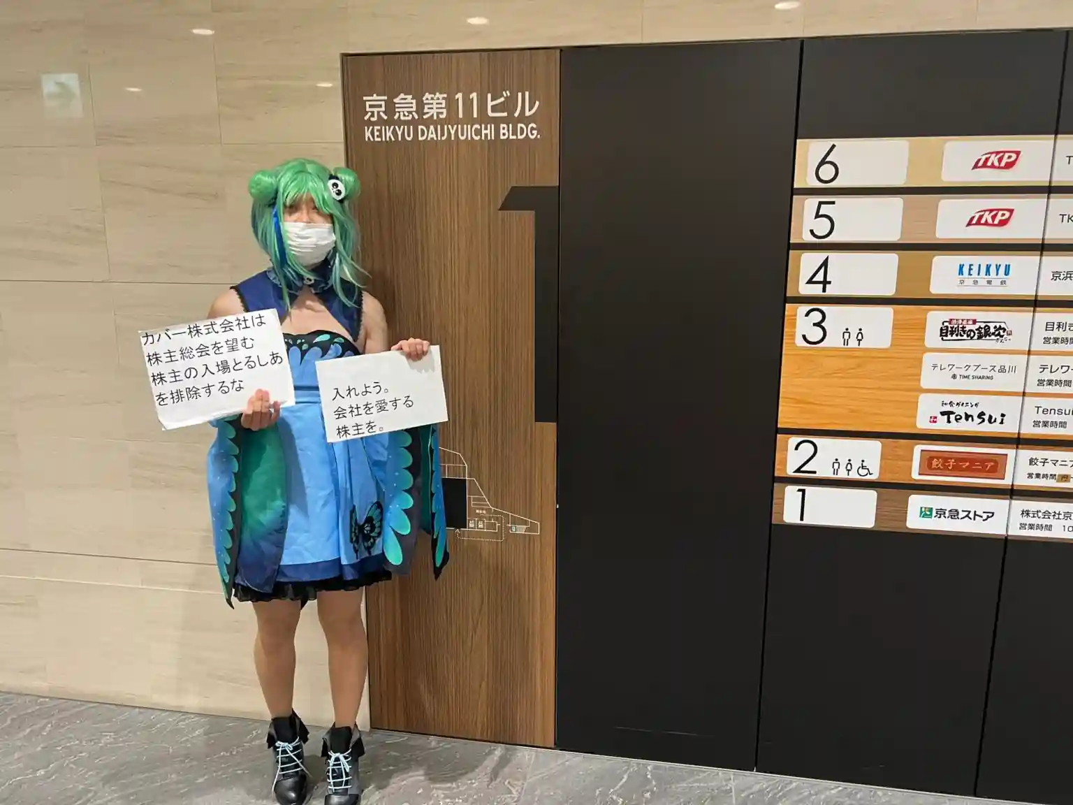 Man with Rushia cosplay protests against the end of her Vtuber activities
