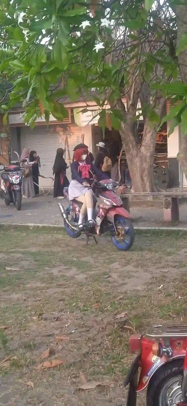 Kana Arima foi vista de moto