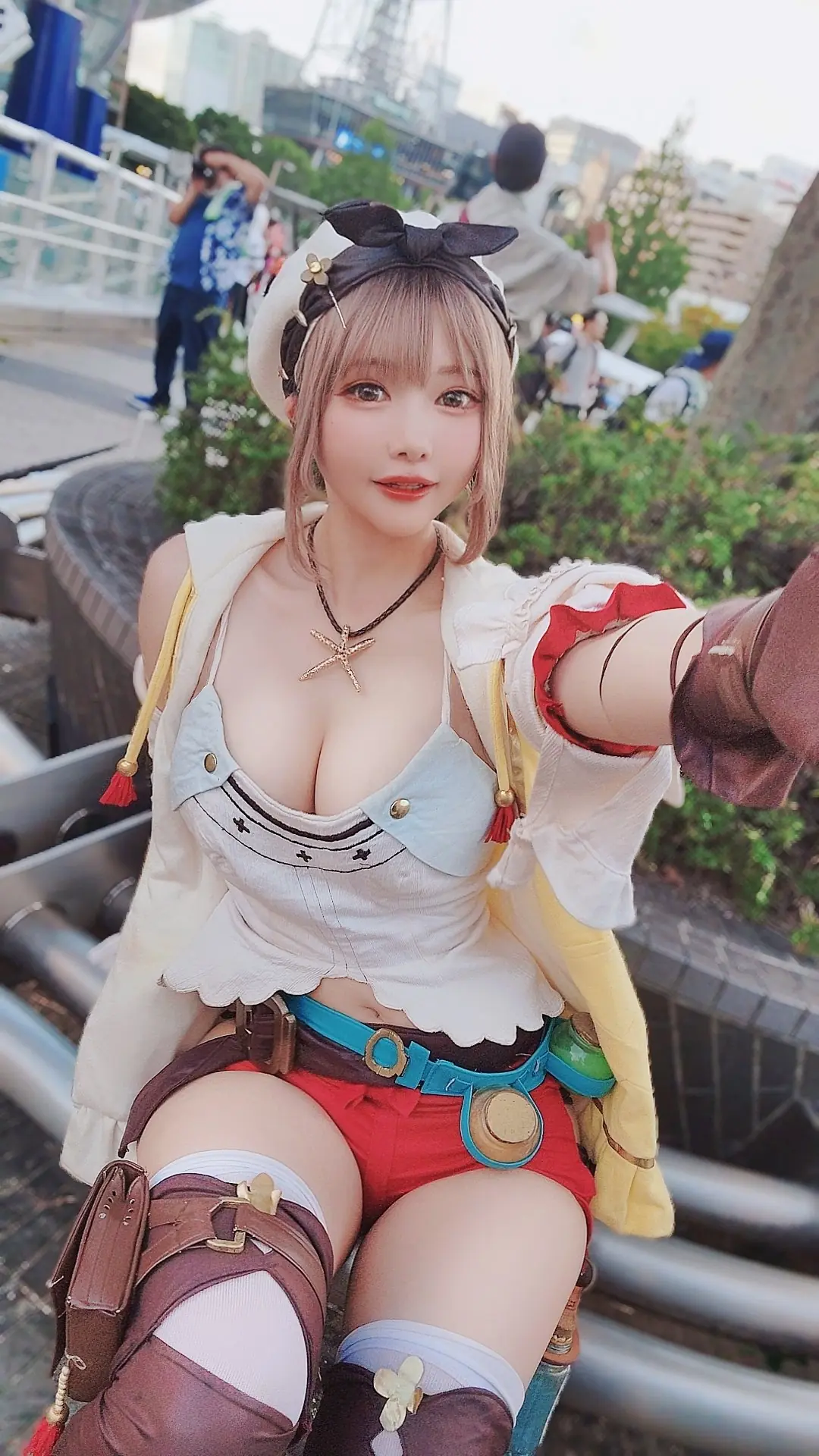 Kipi Displays Her Thighs in Her Ryza Cosplay