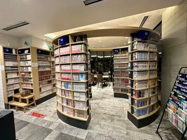 Hotel japonês tem uma biblioteca com mais de 8.000 volumes de mangás para consumo
