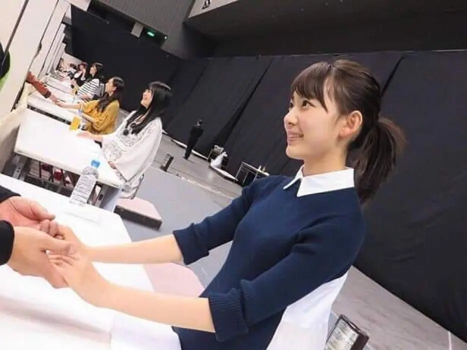 Idol Reveals Negative Aspects of Handshake Events
