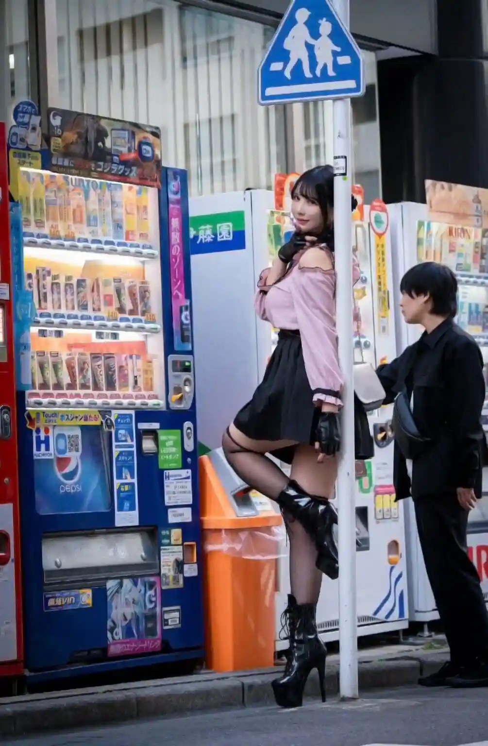 Cosplayer goes viral because of her height