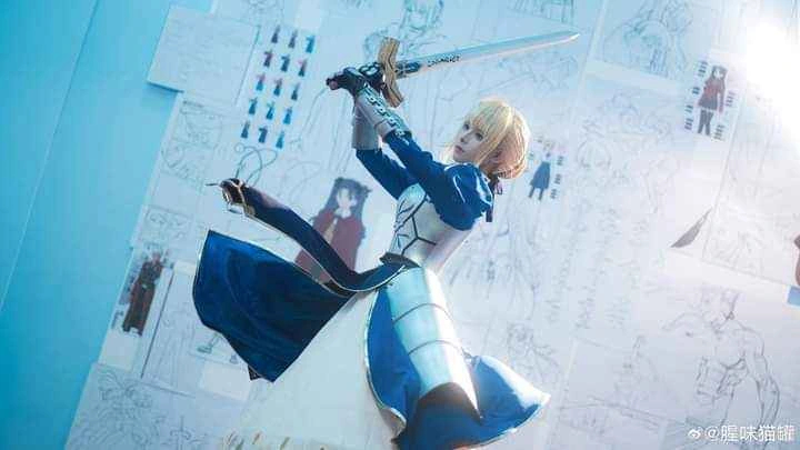 That's an Amazing Saber cosplay from Fate