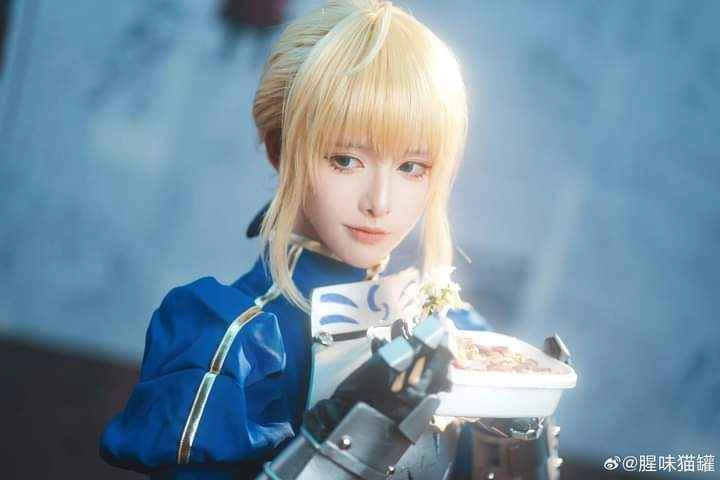 That's an Amazing Saber cosplay from Fate