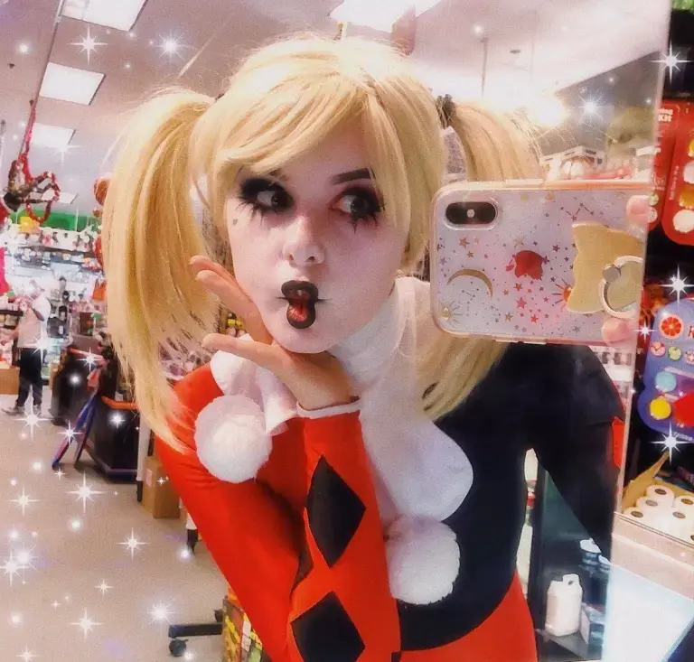 Cosplayer Kit Noel foi Presa após Ameaçar Rival de Bomba