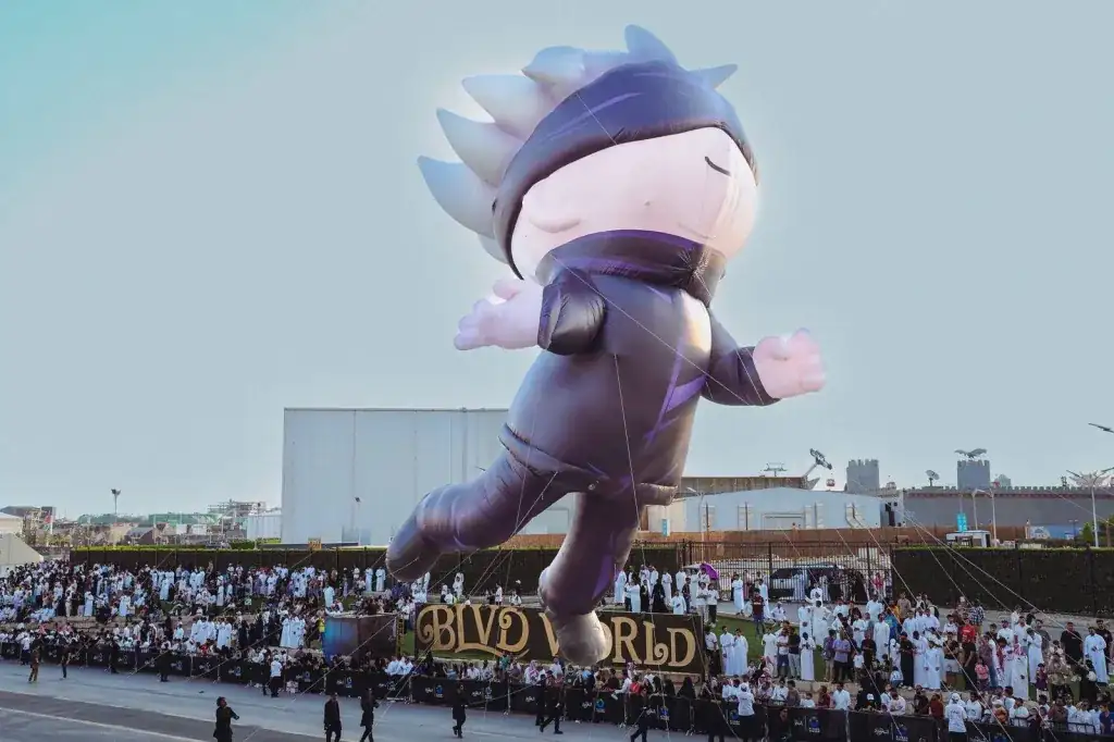 Balão do Satoru Gojo virou destaque num festival na Arábia Saudita Balão do Satoru Gojo virou destaque num festival na Arábia Saudita