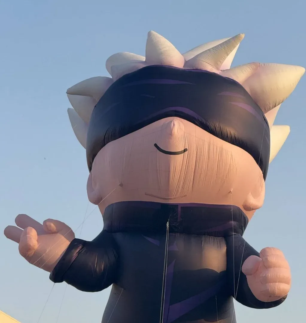 Balão do Satoru Gojo virou destaque num festival na Arábia Saudita Balão do Satoru Gojo virou destaque num festival na Arábia Saudita