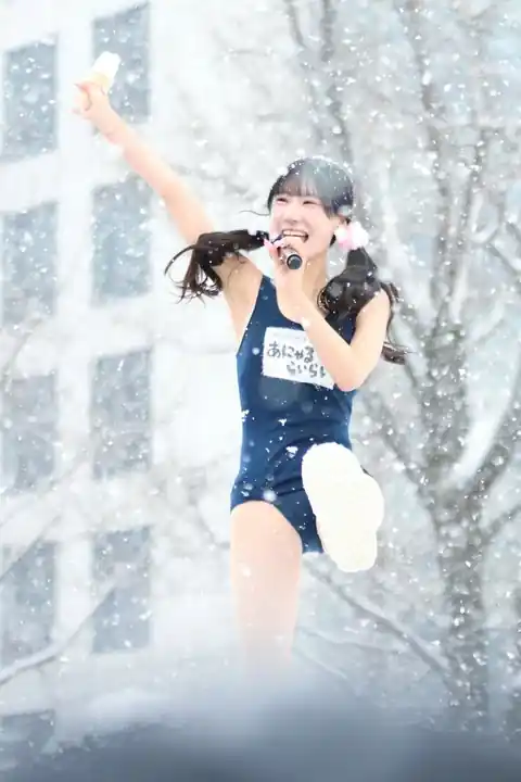 Idol Canta de Maiô Escolar no meio da Neve Idol Canta de Maiô Escolar no meio da Neve