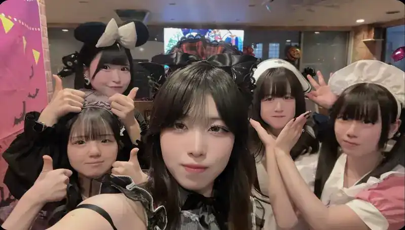 Mãe Surta após descobrir que sua Filha é uma Maid de um Maid Café de Akihabara Mãe Surta após descobrir que sua Filha é uma Maid de um Maid Café de Akihabara