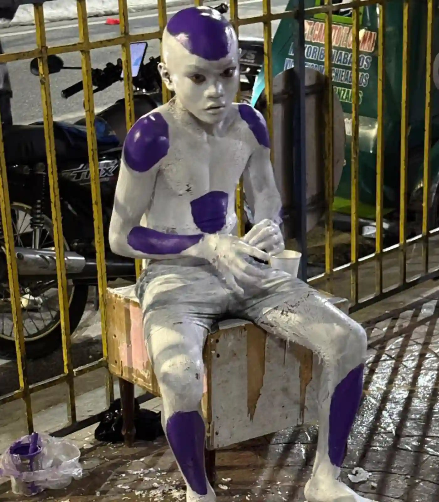 Boy Cosplays Frieza with Paint and Gets Stuck in Character Boy Cosplays Frieza with Paint and Gets Stuck in Character