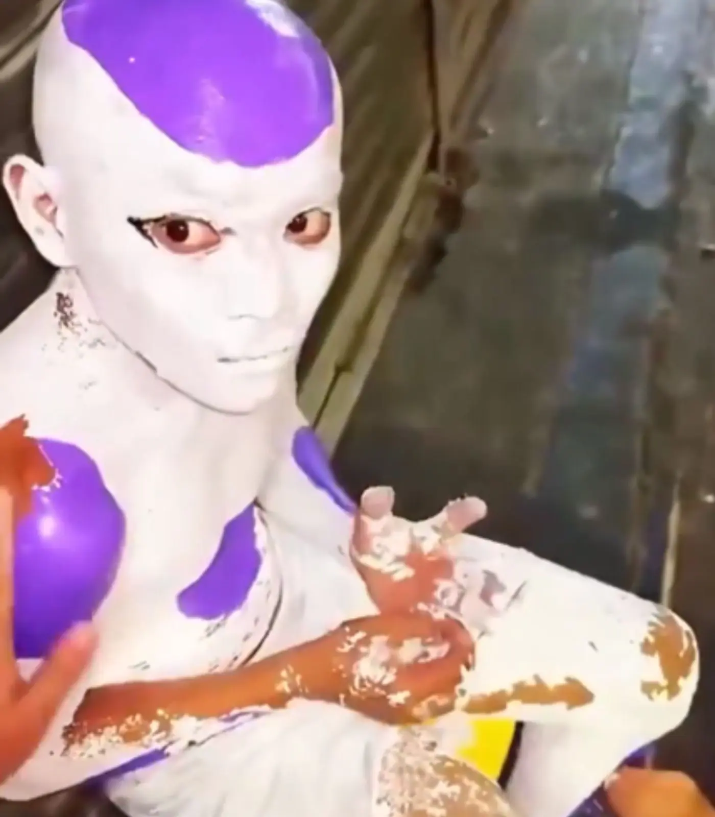 Boy Cosplays Frieza with Paint and Gets Stuck in Character Boy Cosplays Frieza with Paint and Gets Stuck in Character