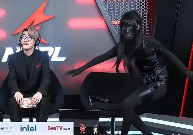 Apresentadora Chinesa se Cobre de Preto após Criticas por Roupa Curta Apresentadora Chinesa se Cobre de Preto após Criticas por Roupa Curta