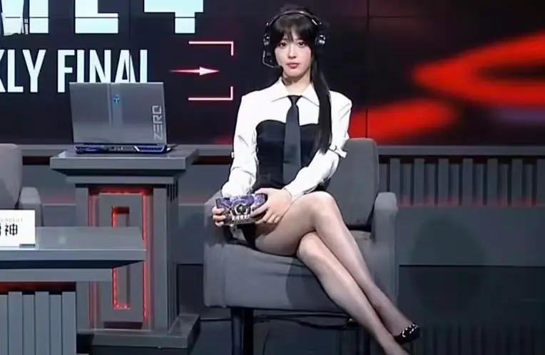 Apresentadora Chinesa se Cobre de Preto após Criticas por Roupa Curta Apresentadora Chinesa se Cobre de Preto após Criticas por Roupa Curta