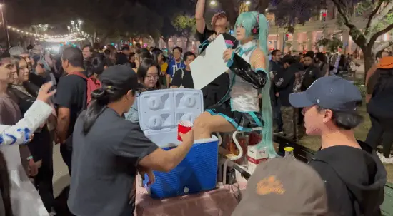 Cosplayers vendem “suco de pés” em evento nos EUA