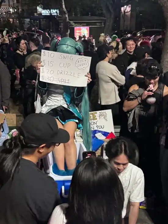 Cosplayers vendem “suco de pés” em evento nos EUA Cosplayers vendem “suco de pés” em evento nos EUA