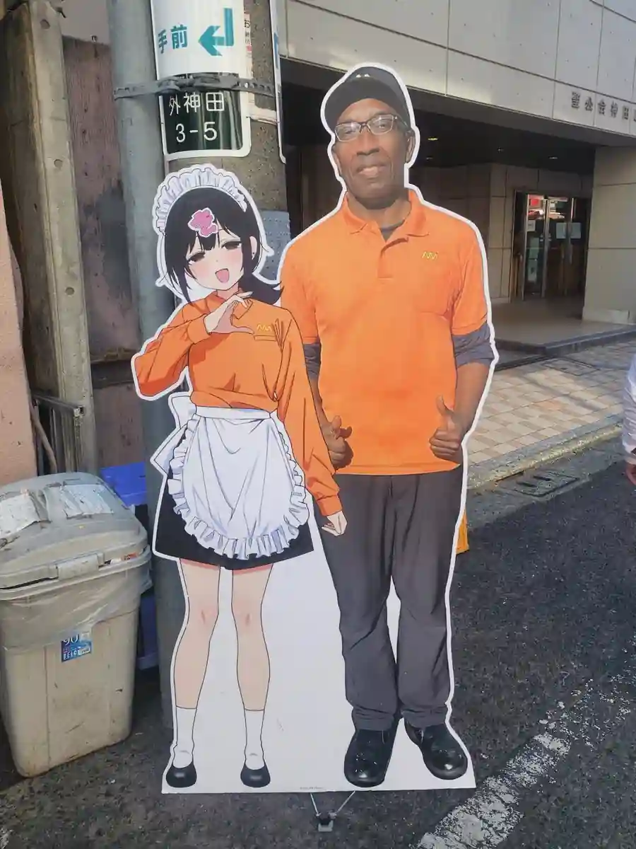 Loja de Kebab no Japão Viraliza por Juntar Dono com Vtuber em Papelão Loja de Kebab no Japão Viraliza por Juntar Dono com Vtuber em Papelão