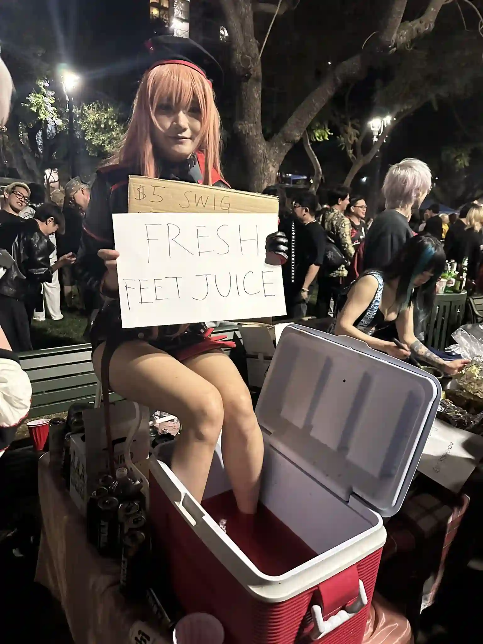Cosplayers vendem “suco de pés” em evento nos EUA Cosplayers vendem “suco de pés” em evento nos EUA