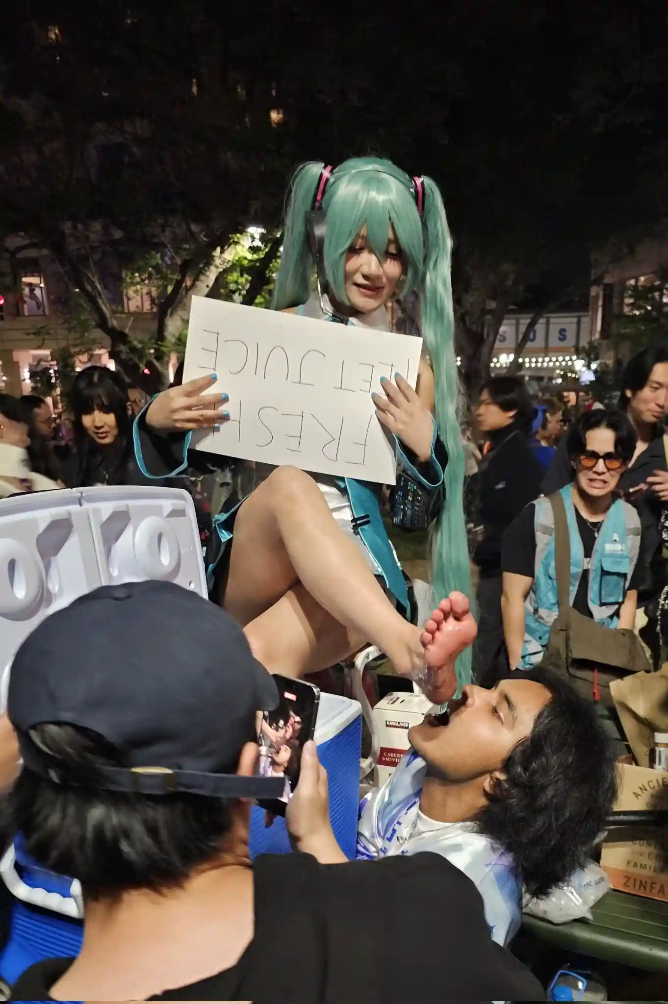 Cosplayers vendem “suco de pés” em evento nos EUA Cosplayers vendem “suco de pés” em evento nos EUA