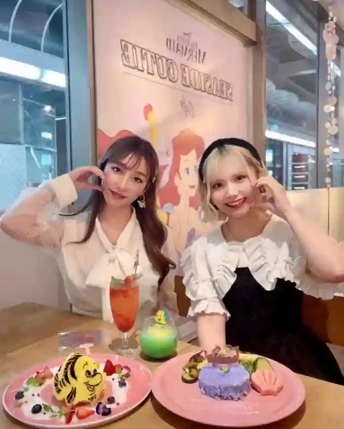Dona de Maid Cafe Deu à Luz aos 14 Anos e Trabalha com a Filha Dona de Maid Cafe Deu à Luz aos 14 Anos e Trabalha com a Filha