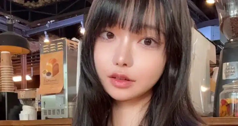 Cosplayer e Mangaká Ami Honami aparece de Biquini em Capa de Revista