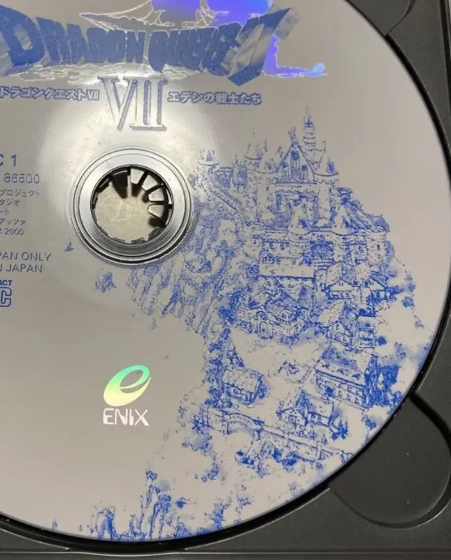 CD original do jogo Dragon Quest 7 para PlayStation 1 mostrando a arte da ilha inicial desenhada no disco CD original do jogo Dragon Quest 7 para PlayStation 1 mostrando a arte da ilha inicial desenhada no disco