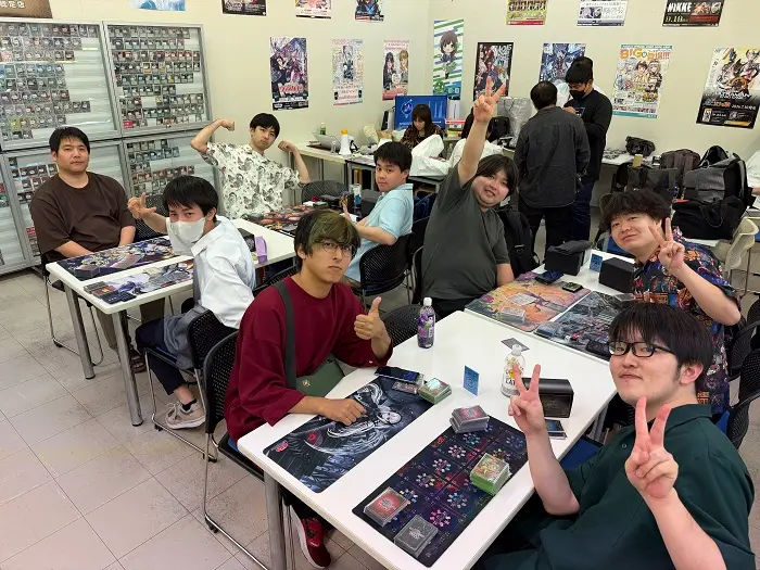 foto mostrando um torneio de Yu-Gi-Oh amador no Japão foto mostrando um torneio de Yu-Gi-Oh amador no Japão