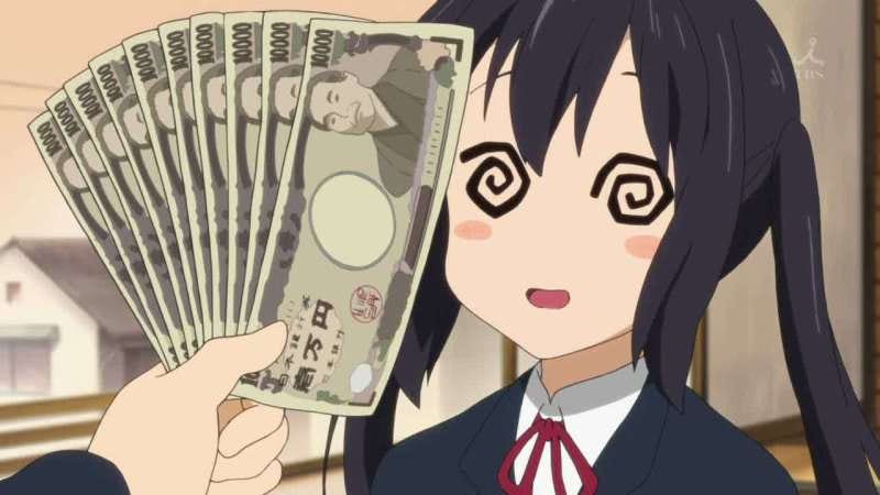 Cena de Azusa surpresa com dinheiro Azusa Nakano, do anime K-On!, olhando confusa para uma mão segurando várias notas de dinheiro