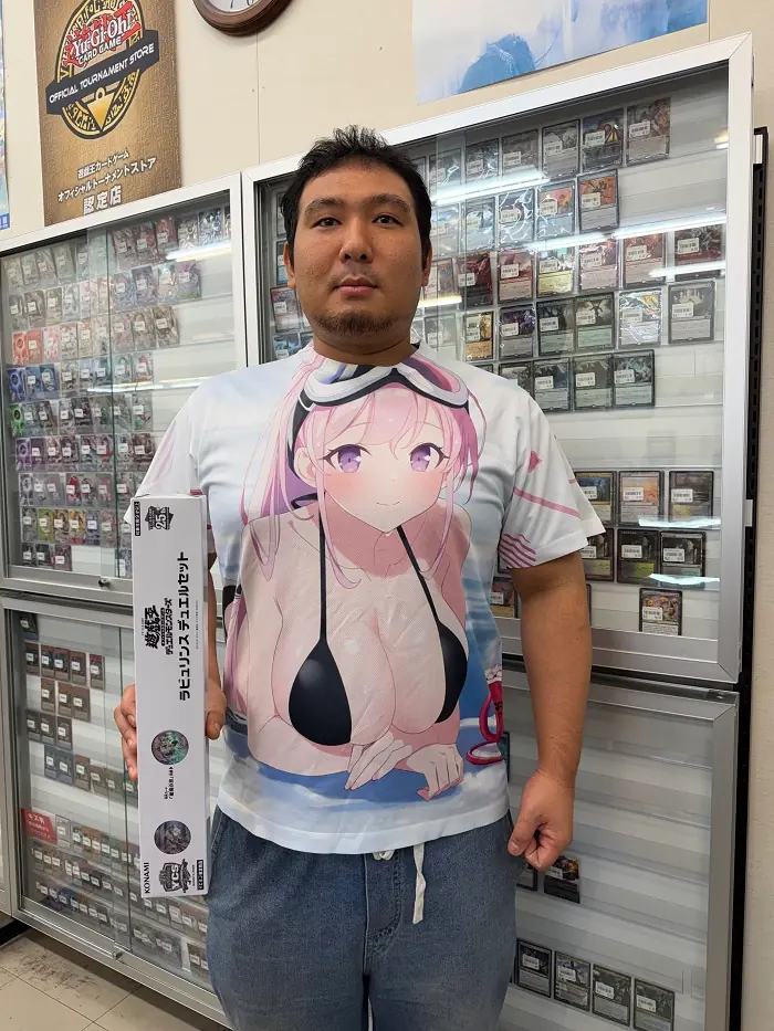 Otaku vence torneio de Yu-Gi-Oh e viraliza por conta de sua blusa com waifu Otaku vence torneio de Yu-Gi-Oh e viraliza por conta de sua blusa com waifu