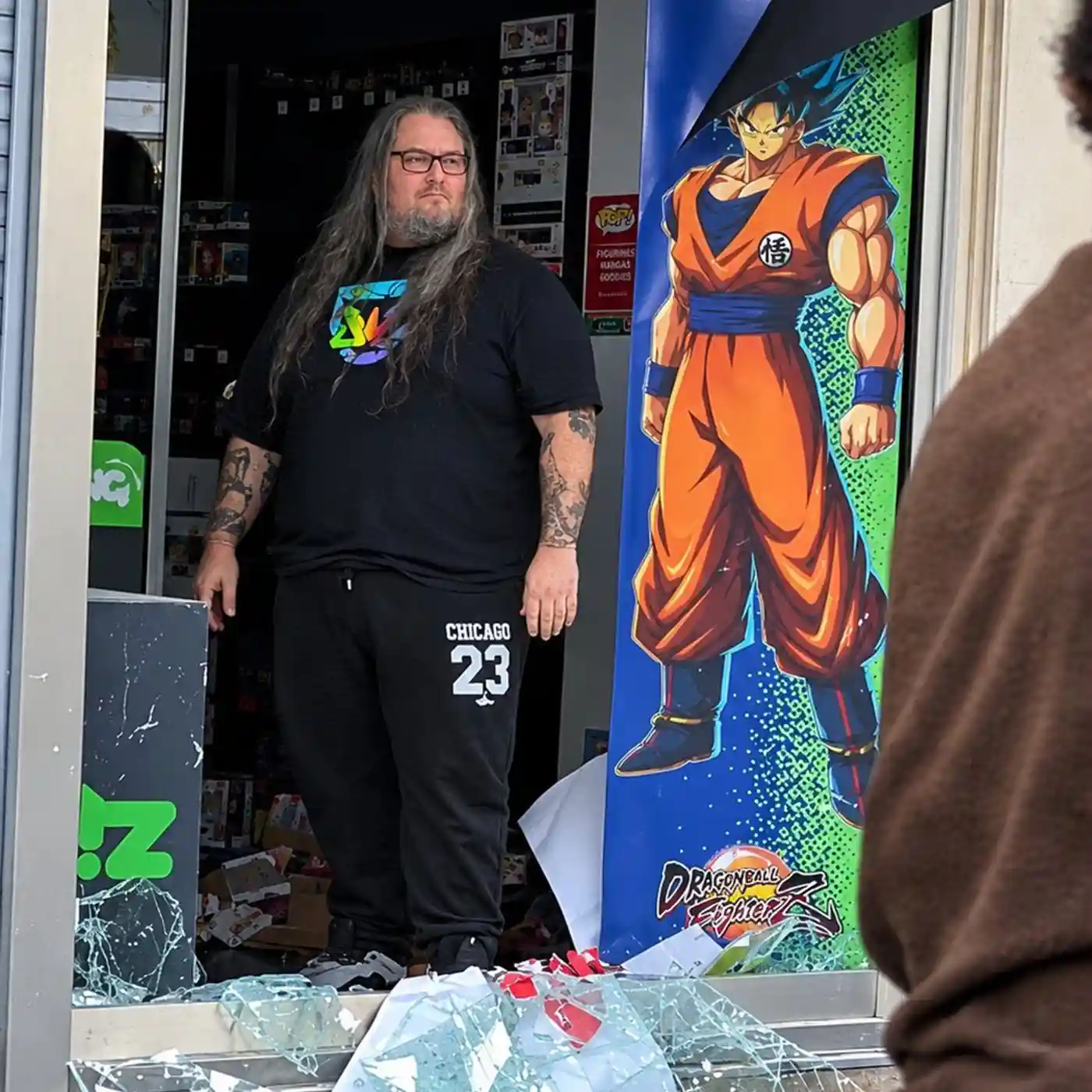 Gerente de loja de games enfrenta arruaceiros na França e vira “Super Saiyajin” por defender seu trabalho